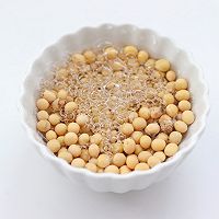 #带着美食出去浪#草莓豆乳布丁的做法图解2