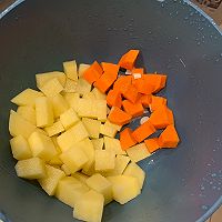 土豆咖喱鸡的做法图解2