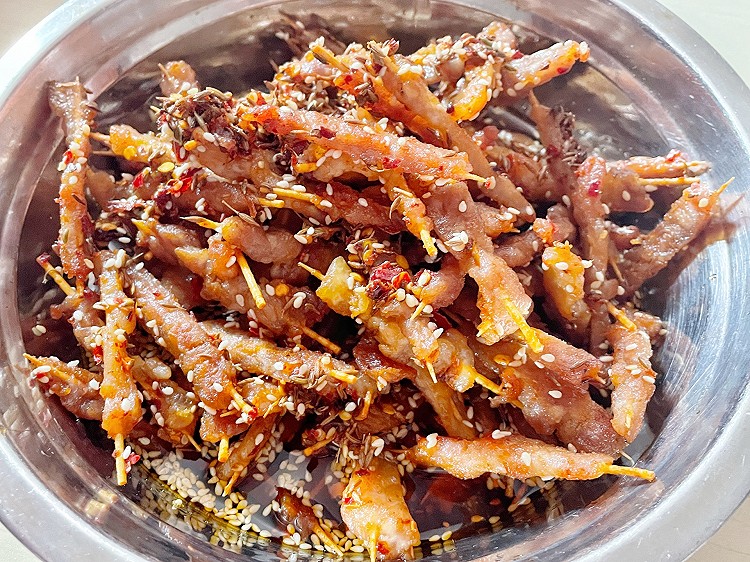 喷喷香的牙签猪肉的做法