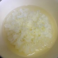 银耳甜汤的做法图解1
