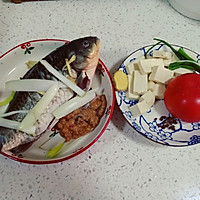 西红柿鲫鱼豆腐汤的做法图解1