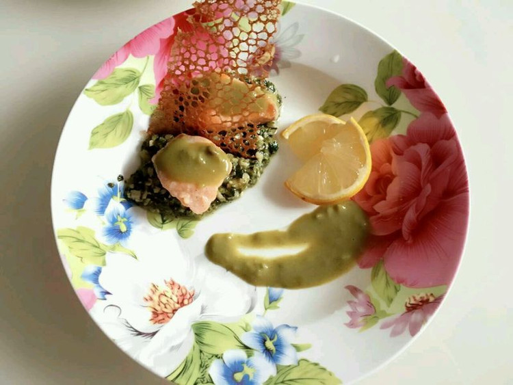 泡妞神技法式大餐之副菜:香煎三文鱼配柠檬菠菜青酱的做法