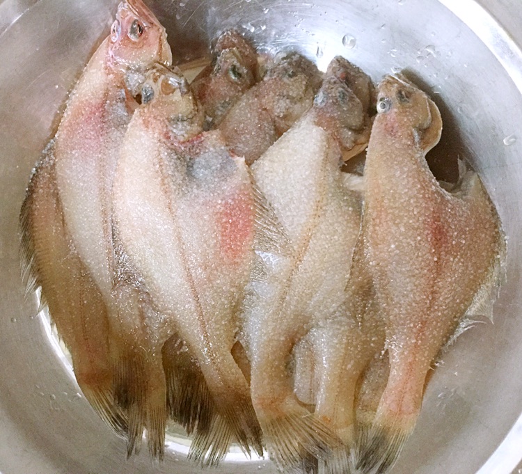 酥炸偏口鱼的做法图解2