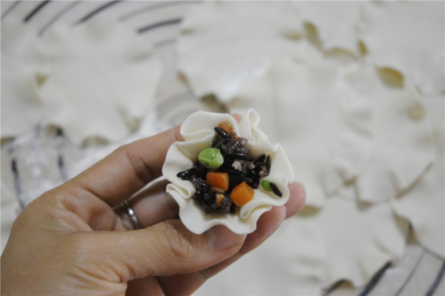 软糯Q弹--彩蔬粒烧卖#方太一代蒸传#的做法图解11