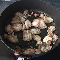  腊肉炒蒜薹#沃康山茶油#的做法图解3