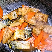 #年在一起 鲜才够味# 胡萝卜烧青花鱼的做法图解9