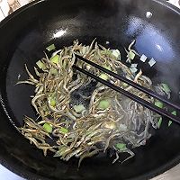 小银鱼和豆腐干的做法图解3