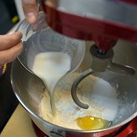 德普烤箱食谱——糖衣奶酪草莓卷的做法图解2