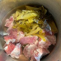 「咸菜苦笋焖五花肉」的做法图解3