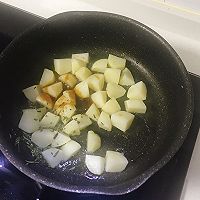 #我要上首焦#迷迭香煎土豆，两种食材制作出一道美味佳肴的做法图解6