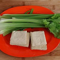 #憋在家里吃什么#芹菜炒豆腐干的做法图解1