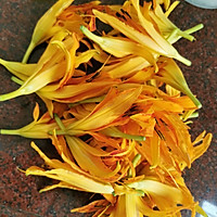 黄花菜炒肉（鲜花）的做法图解2