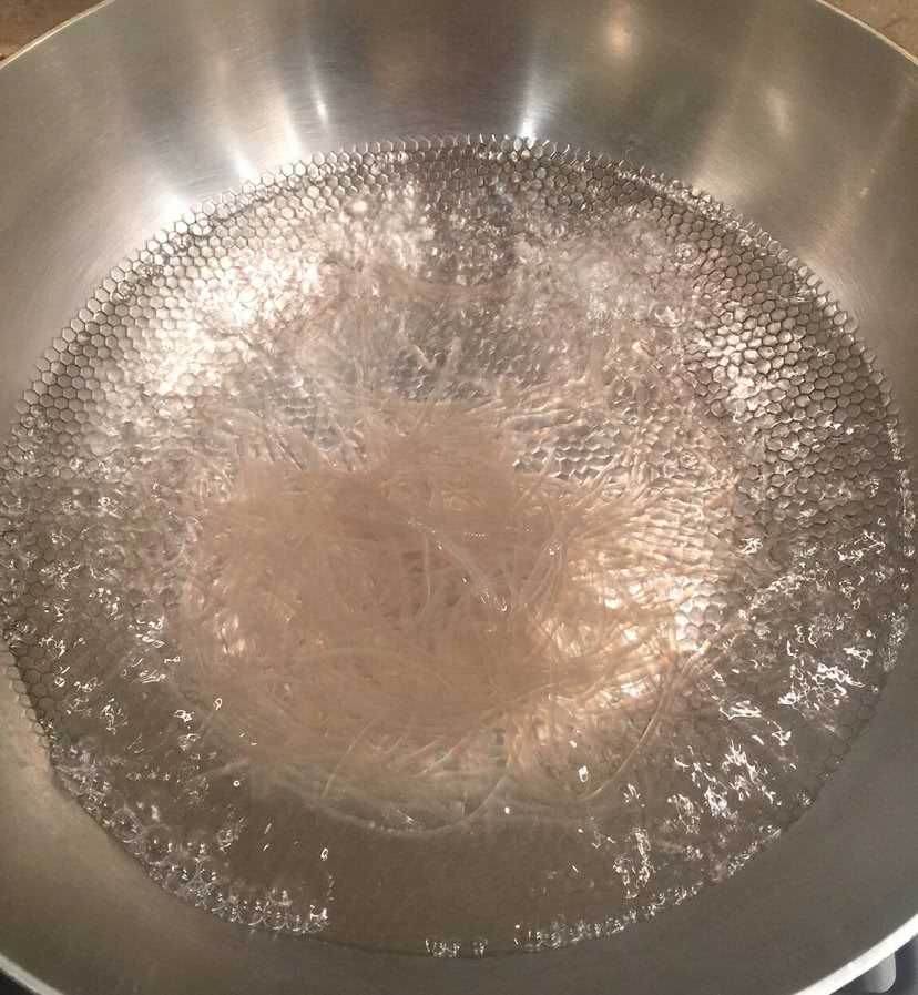 包菜粉丝炒鸡蛋的做法图解2