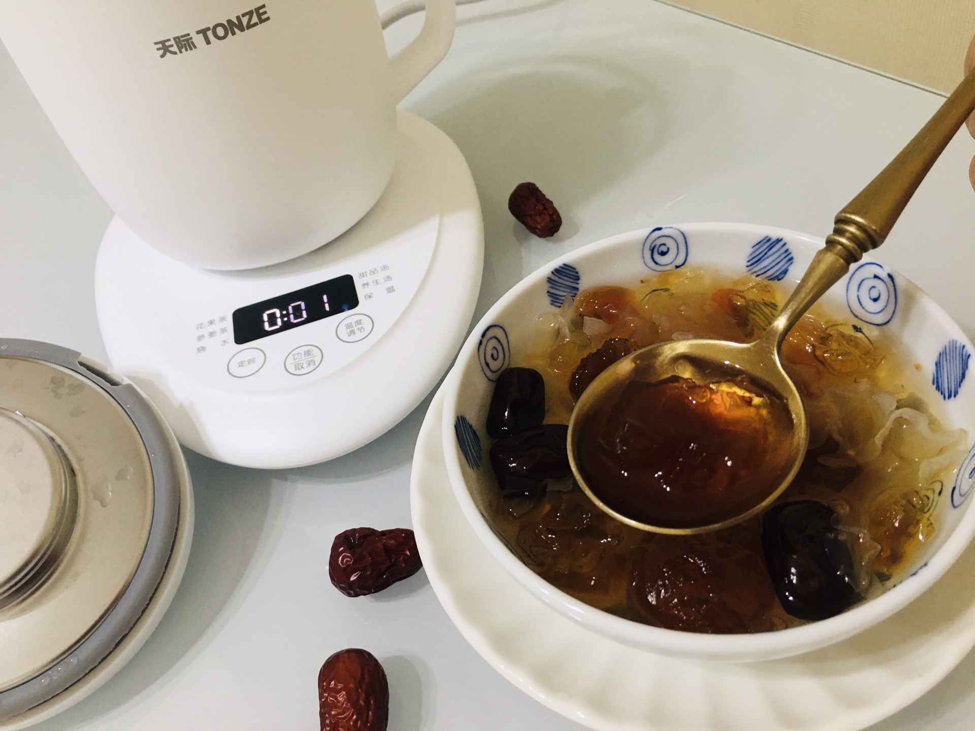 Peach gum and Tremella congee for beauty and beauty