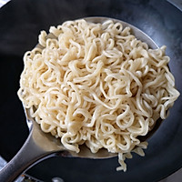 名副其实的鲜虾鱼板面——这样的泡面敲好吃！的做法图解10