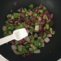 辣椒洋葱炒腊肠的做法图解6