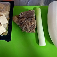 牛肉萝卜冻豆腐汤的做法图解1