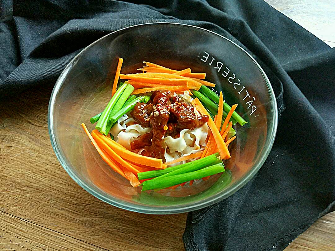 Noodles with shredded pork in Beijing sauce