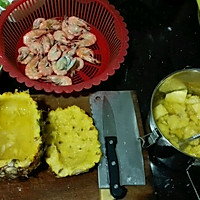 菠萝海鲜焗饭的做法图解2