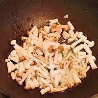 鲜香无比～低脂美味的鸡蛋菌菇豆腐汤的做法图解1