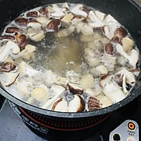 红枣枸杞蘑菇鸡汤的做法图解2