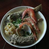 鲍鱼扇贝梭子蟹斑节虾蛤蜊小黄鱼海鲜面的做法图解10
