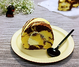 #憋在家里吃什么#大理石纹蛋糕卷（情人节黑巧克力版）的做法
