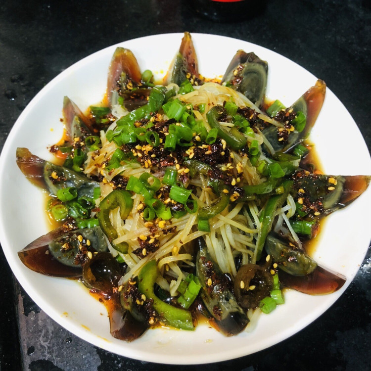 皮蛋土豆丝的做法