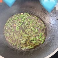 蒜香味十足的豆角焖饼的做法图解6