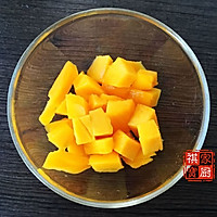 【祺宝家厨】 新鲜出炉的芒果蛋挞的做法图解2