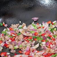 豆腐里加3个鸡蛋,不炒也不炖,简单一做,全家人馋得直流口水的做法图解5