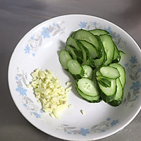 鸡蛋黄瓜面的做法图解2