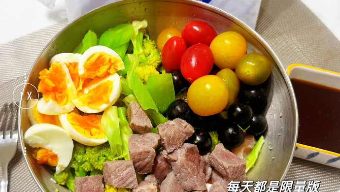 10分钟超快低脂高蛋白牛肉鸡蛋蔬菜沙拉！