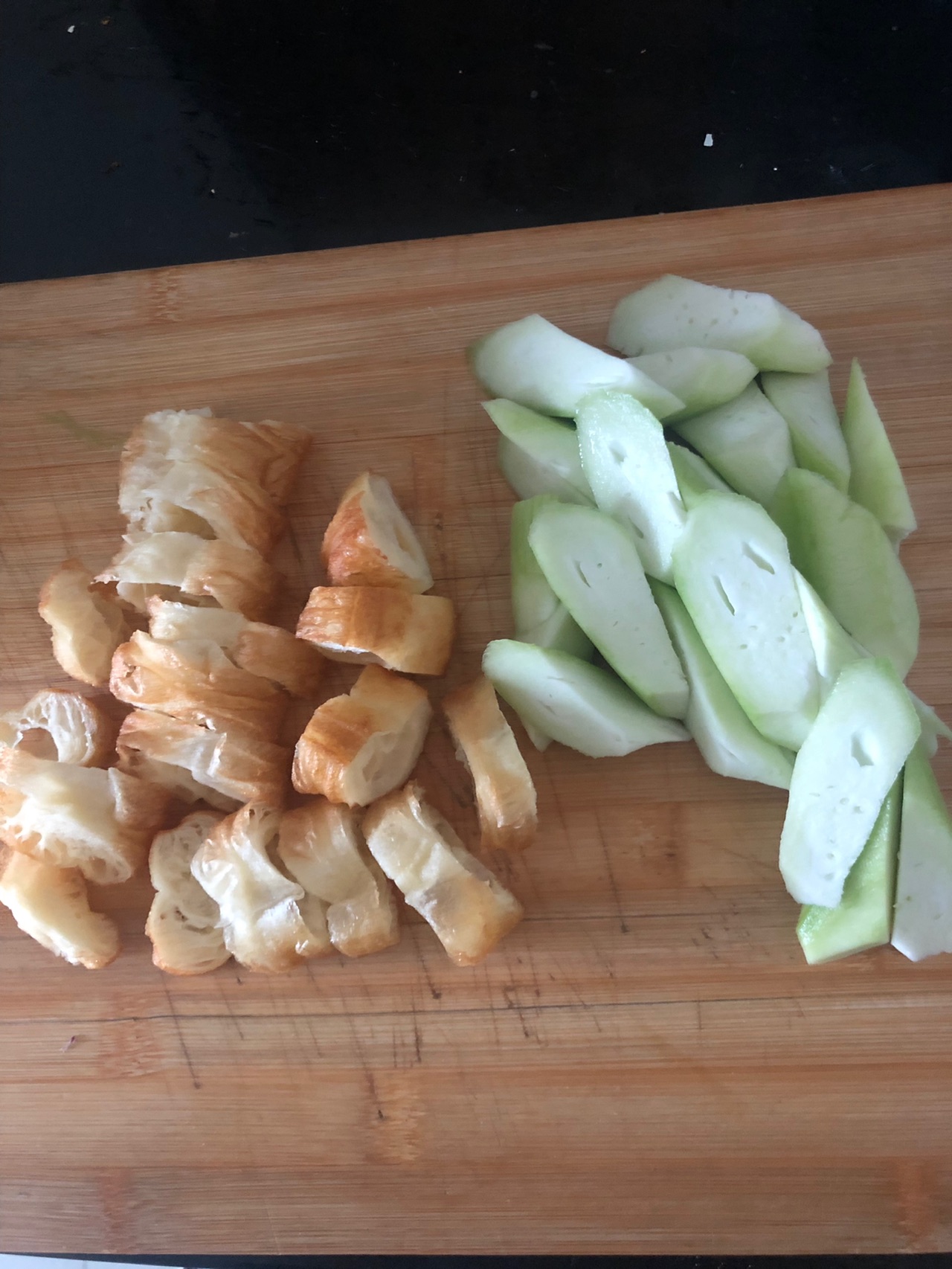 吃剩的油条不要扔，配2根丝瓜简单一炒，出锅就是一道下饭菜 - 哔哩哔哩