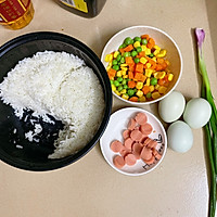 什锦炒饭—胡萝卜玉米青豆粒火腿蛋炒饭的做法图解1