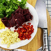 【小炒牛肉】香辣咸鲜，大块吃肉肉的做法图解1