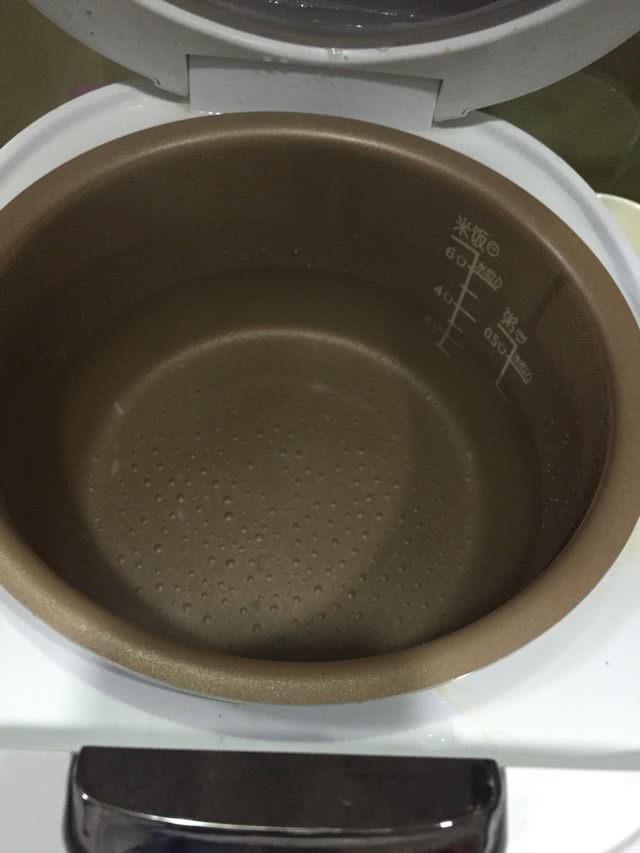 电饭锅懒人甜酒鸡蛋#蛋酒（丰胸，产后下奶）的做法图解1