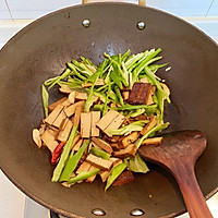 青椒炒香干的做法图解5