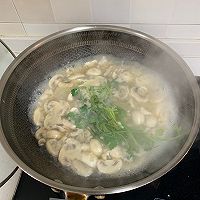 好喝得跳起来推荐的口蘑肉片汤的做法图解8