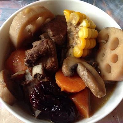 口蘑莲藕玉米胡萝卜排骨汤