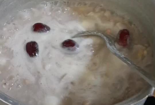 银耳芋头汤的做法