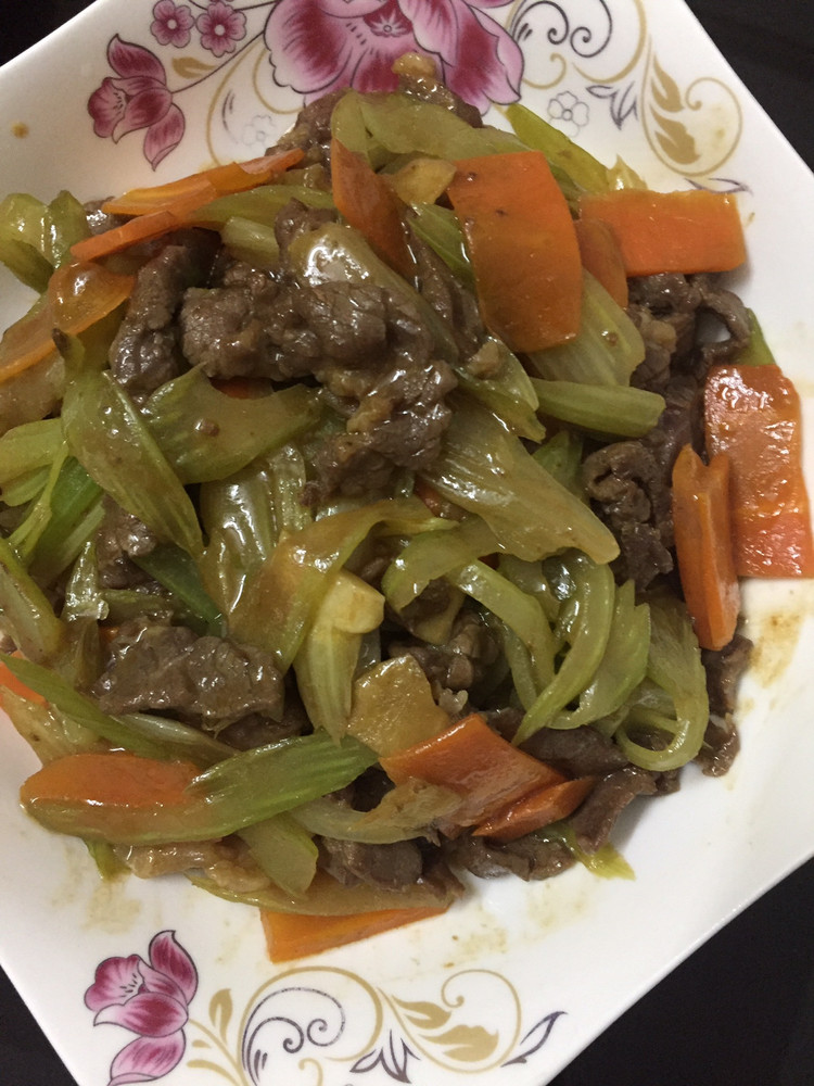 牛肉炒西芹的做法