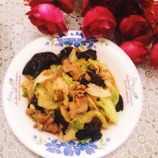 茴子白炒木耳的做法