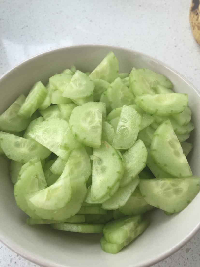 简单喷喷香，黄瓜鸡蛋汤的做法图解1