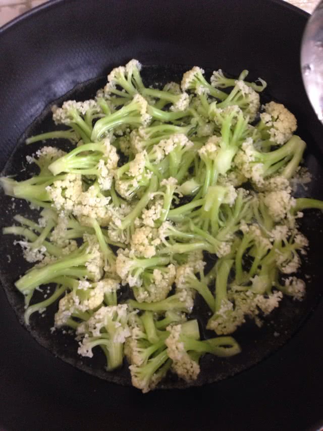 孜然味干煸菜花的做法图解3