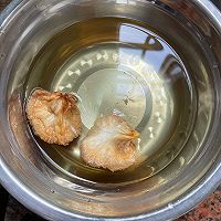 #冬季滋补花样吃法#好喝营养又健康的菌菇排骨汤的做法图解2