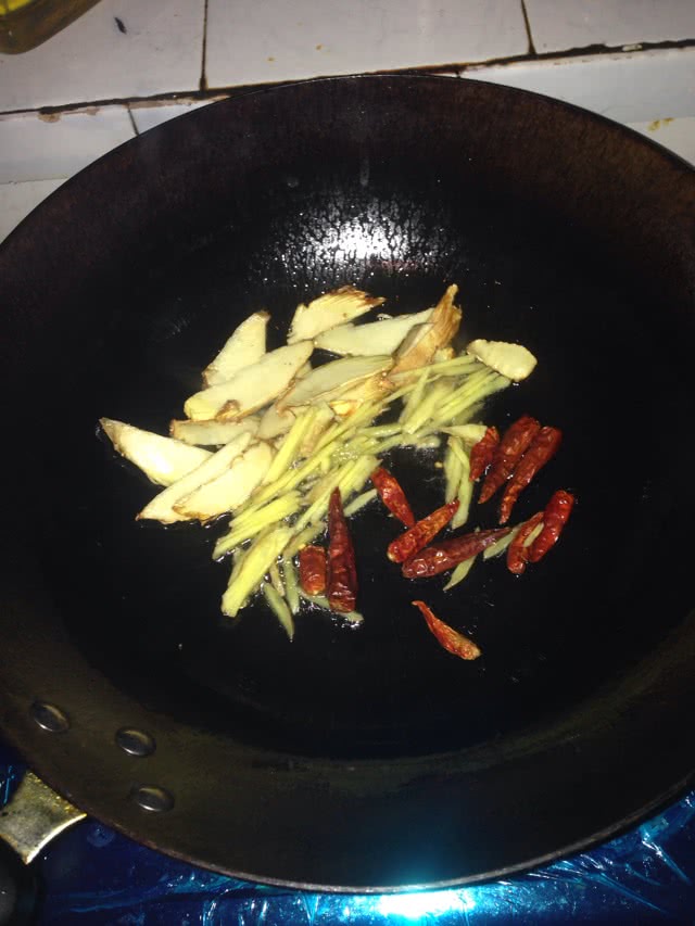 鱿鱼冬笋炒蒜苗的做法图解6