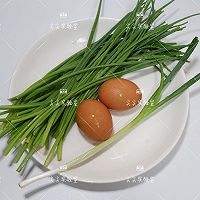 韭苔炒鸡蛋的做法图解1