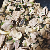 白蘑菇炒肉片的做法图解10