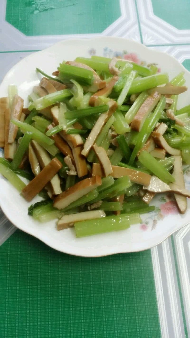 芹菜炒豆干的做法